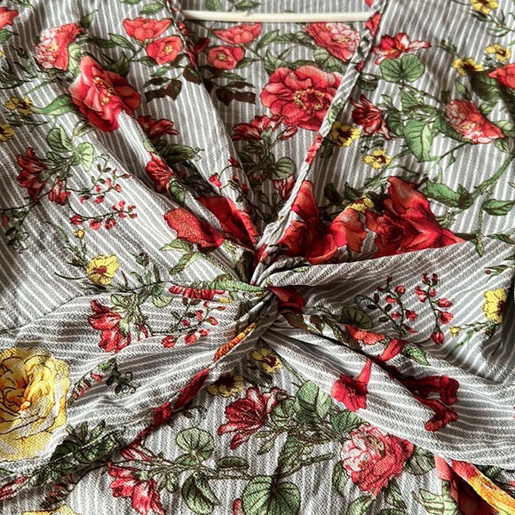 ❣️3/$30 STREETWEAR SOCIETY wrap floral crop top - Picture 3 of 7